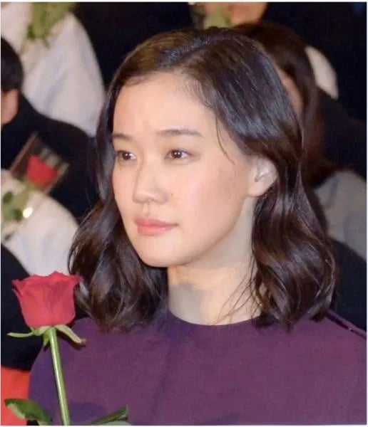 过去的森林系女孩苍井优与昭和情调黑木华,两个人皆是黑发配白皙皮肤