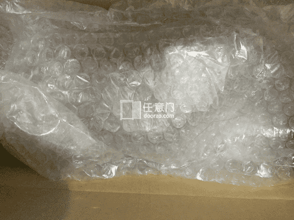 这次的盒子很小，包装简便，我很喜欢，还给塞了气泡袋，小圆手的留言，仓库都看到了，做的很好呀，哈哈。祝挖煤姬越来越好