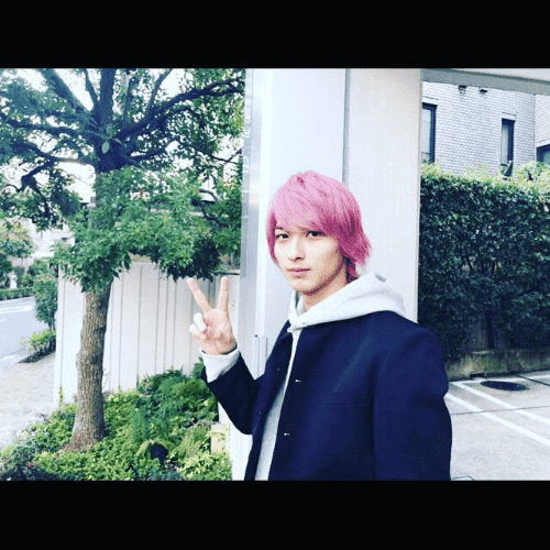 不容错过的粉发男孩横滨流星