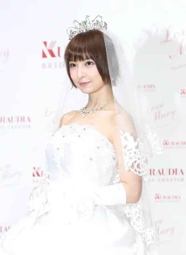 AKB48前团员「篠田麻里子」与男友交往0天闪电结婚！