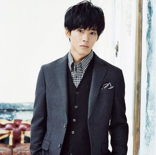 松坂演出许多社会写实类作品,象是《娼年》,《孤狼之血》,《完美世界