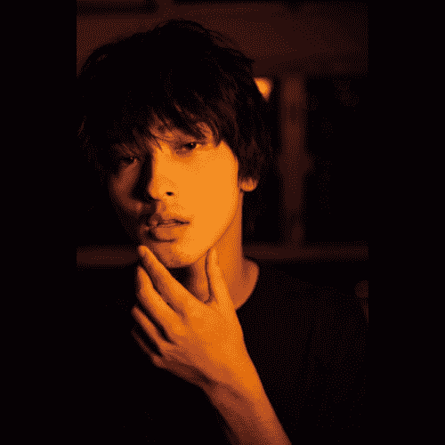 不容错过的粉发男孩横滨流星