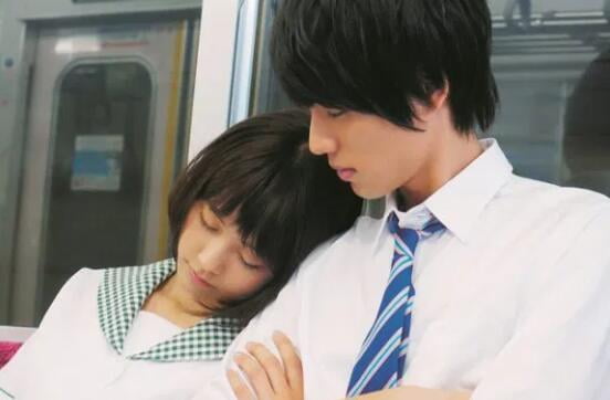 由漫画改编的校园爱情电影,有村架纯饰演的女主角仁菜子与男主角一之