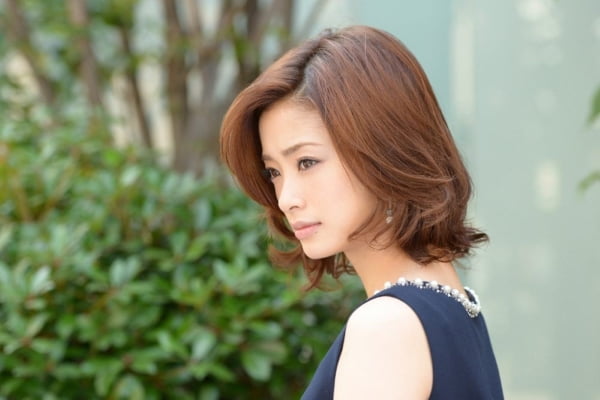半泽花-上户彩饰本剧主角,拥有强大正义感的男人,在初中时经历父亲