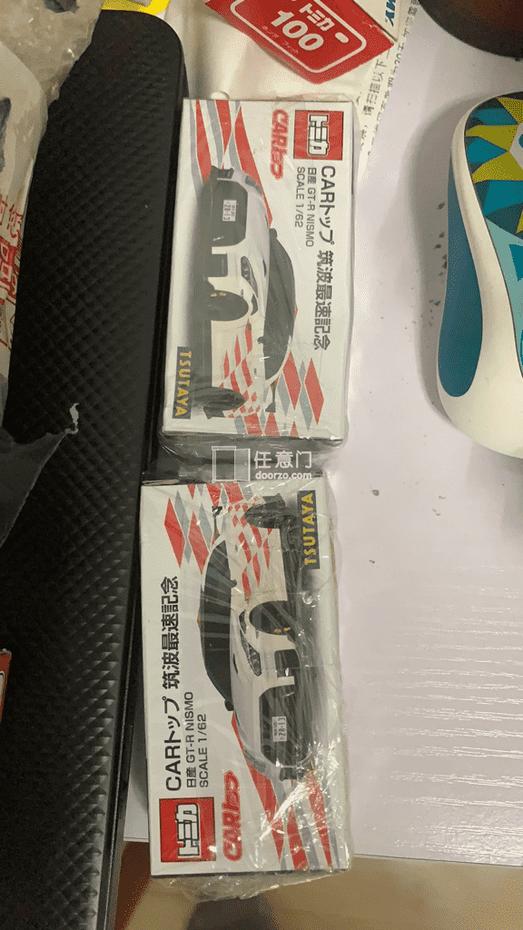 如图，卖了两本杂志，内含一辆小车，卖家的图片是完整的杂志包含小车，介绍也是新品未使用，结果到手发现没有杂志，两个小车被拆出单独发送，而且还被快递压扁了。后面客服告诉我卖家的商品标题中含有类似只有车的字眼（最后两个日文字），怪自己没有看清楚。不过这类卖家也要警惕，图货...