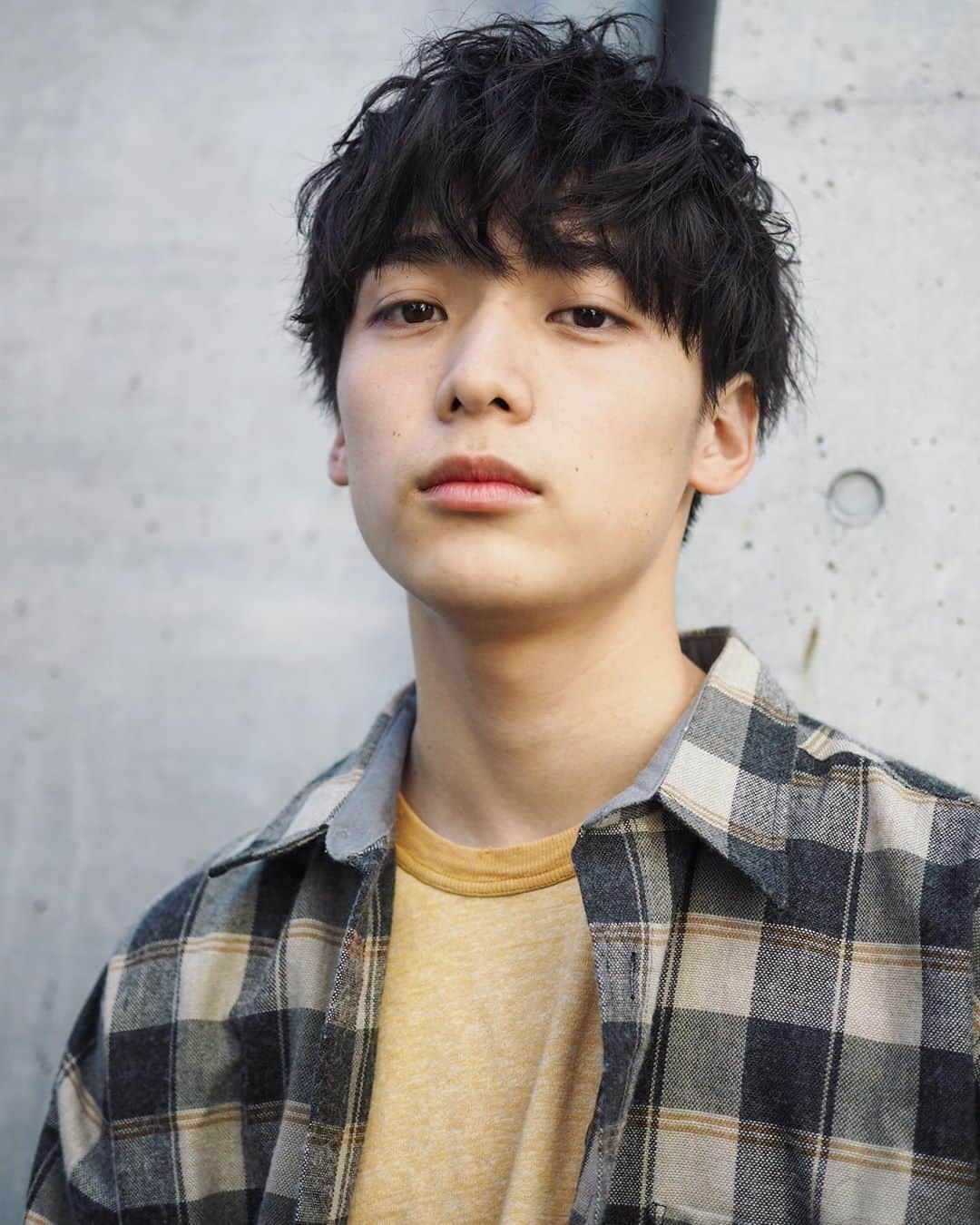 的二分区层次也可以让卷度更显律动,是不少日本男明星会选择的发型