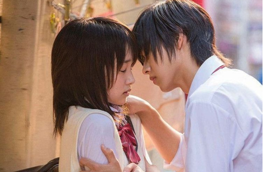 饰演一名校园男神与担任女主角的刚力彩芽,在一次因缘际会中开启同居