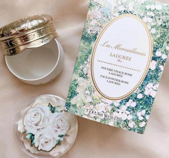 LADURÉE推出“白玫瑰花瓣蜜粉”，立体浮雕粉盒太梦幻！